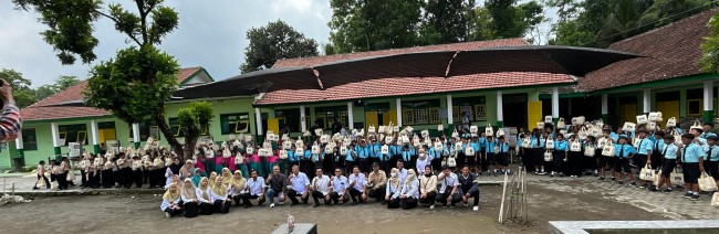 Foto bersama dengan siswa penerima paket gizi SD Negeri 5 dan PAUD Sekarwangi, Desa Sidomulyo, Kabupaten Jember. (Foto: ist)