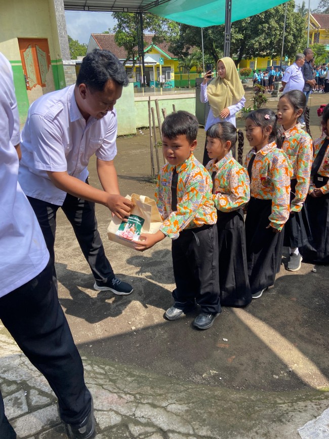 Pemberian paket gizi kepada siswa PAUD. (Foto: ist)