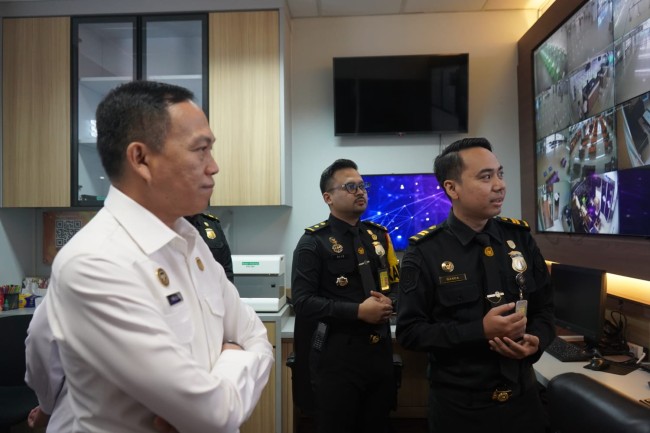 Salah satu kegiatan dalam acara kunjungan kerja Itjen Kemenkumham di Imigrasi Juanda. (Foto: istimewa)