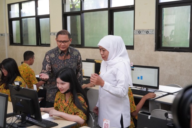 Gubernur Jatim Khofifah Indar Parawansa bersama Kepala Dinas Pendidikan Provinsi Jatim Aries Agung Paewai mengecek kesiapan sarpras untuk pelaksanaan TKA di SMAN 10 Kota Malang. (Foto: ist)