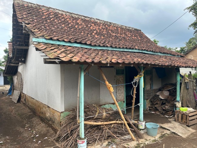 Rumah yang ditempati oleh pasutri lansia di Kecamatan Pagelaran. (Foto: Humas Polres Malang for JatimTIMES)
