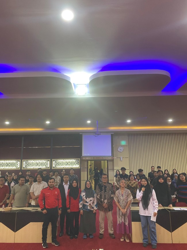 Foto bersama para narasumber dan peserta Webinar Nasional. (Foto: ist)