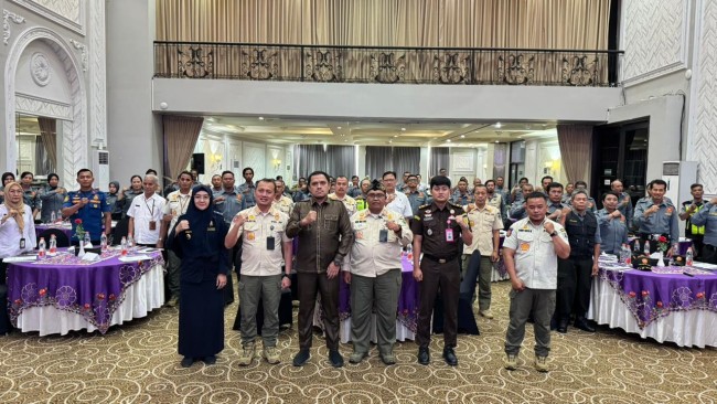 Foto bersama perwakilan berbagai instansi dengan para peserta sosialisasi. (Foto: ist)