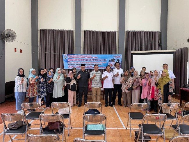 Puguh memfasilitasi kegiatan pelatihan kerja.