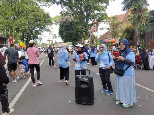 Sosialisasi dan edukasi kesehatan oleh Dinkes Kota Malang pada gelaran CFD.(Foto: Riski Wijaya/MalangTIMES).