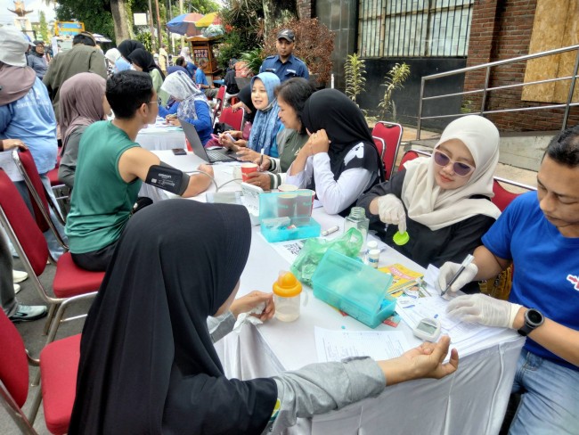 Pemeriksaan kesehatan gratis yang dilakukan Dinkes Kota Malang di CFD.(Foto: Riski Wijaya/MalangTIMES).