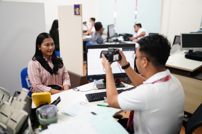 Ilustrasi pengambilan foto untuk kebutuhan paspor. (Foto: istimewa)