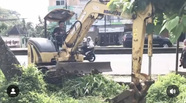 Ekskavator yang membantu membersihkan sedimen saluran pembuangan Morotanjek di Kelurahan Banjararum, Kecamatan Singosari, Rabu (5/11). (Foto: ist) 