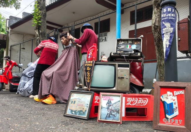 Babershop jalanan di kawasan pecinan.