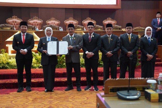 Jajaran pimpinan DPRD Jatim bersama pihak eksekutif usai menandatangani kesepakatan bersama terhadap Raperda APBD 2026