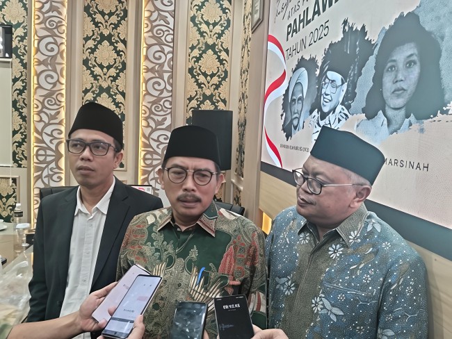 Ketua Fraksi PKB bersama Penasihat dan Sekretaris Fraksi.