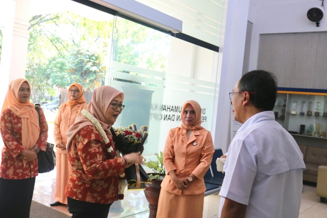 Ketua DWP Kabupaten Malang, Sari Budiar disambut kedatangannya oleh para anggota DWP Unit Dinas Perumahan, Kawasan Permukiman, dan Cipta Karya (DPKPCK). (Foto: ist)
