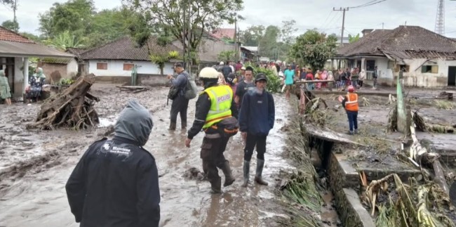 Tampak puluhan warga kembali ke rumah pasca erupsi, Kamis (20/11) pagi. (Foto: Instagram @lumajangsatu)