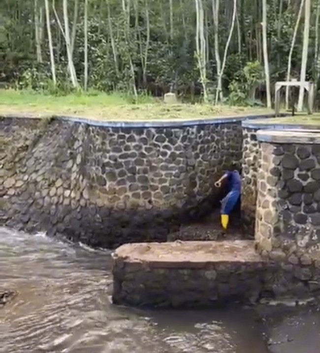 Pembersihan sedimentasi di Daerah Irigasi Karangkates. (Foto: Instagram)