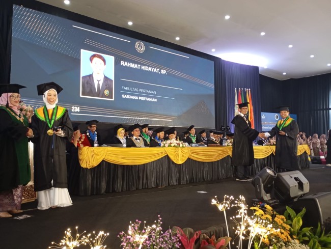 Momen para wisudawan menerima ijazah kelulusan. (Foto: ist)