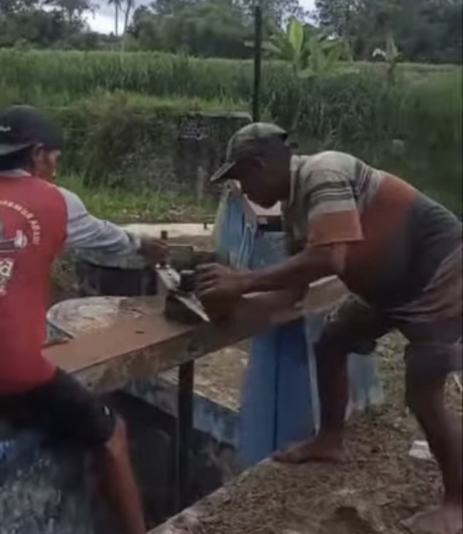 Kegiatan  pemeliharaan rutin berupa gelontor waled. (Foto: Instagram)