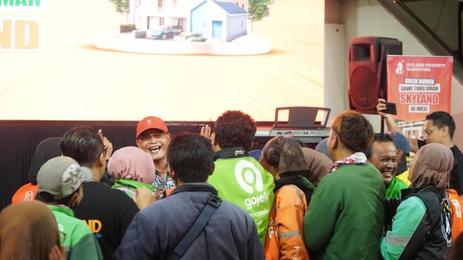 Momen Direktur PT Griya Mapan Alami (GMA) berbagi hadiah dengan para ojol. (Foto: ist)