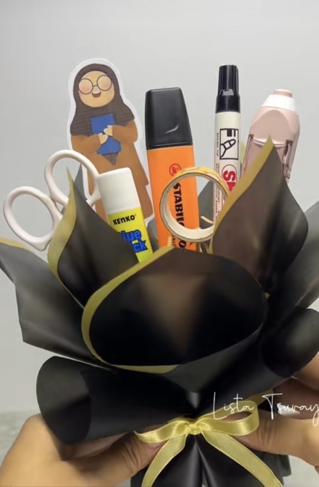 Paket alat tulis. (Foto: TikTok)