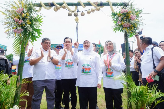 Potret Gubernur Jawa Timur Khofifah Indar Parawansa membuka gelaran secara simbolis. (Foto: ist)
