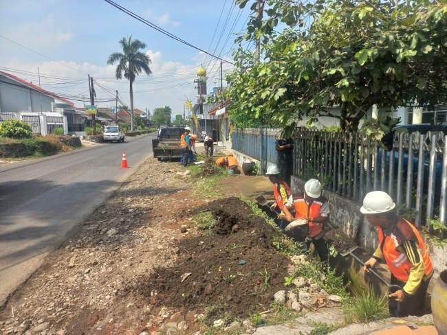 Para pekerja dari Tim GARDAN bentukan Dinas PU Bina Marga Kabupaten Malang saat menindaklanjuti laporan adanya kendala pada sejumlah drainase. (Foto: Dinas PU Bina Marga Kabupaten Malang for JatimTIMES)