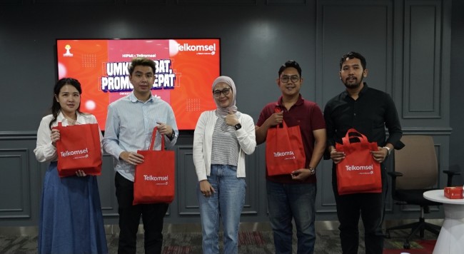 Momen peserta workshop mendapatkan bingkisan dari Telkomsel. (Foto: ist)