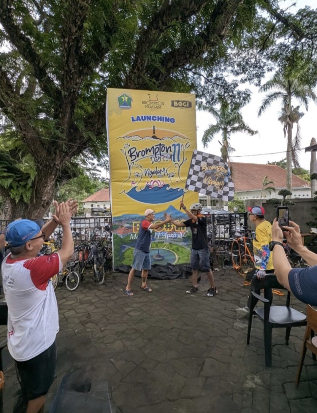 Ketua Brompton Ngalam Squad, Ferry Mamen memberangkatkan gowes di acara ulang tahun Brompton Ngalam Squad yang ke 8. (Foto: ist)