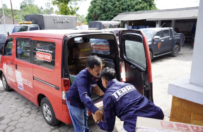 Proses pendistribusian bantuan untuk korban bencana erupsi Semeru. (Foto: ist)