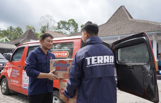 Bantuan diserahkan kepada Pos Tanggap Bencana BPBD yang berlokasi di Kantor Kecamatan Pronojiwo pada Senin (1/12). (Foto: ist)