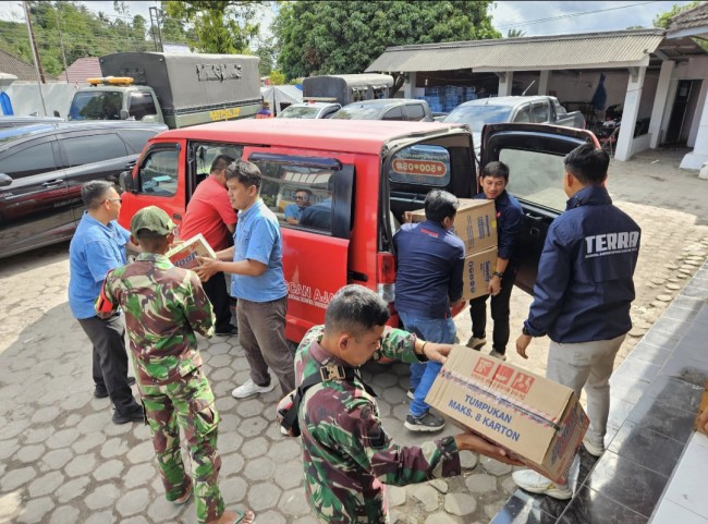 Proses pengiriman bantuan bencana erupsi Gunung Semeru di Kabupaten Lumajang. (Foto: ist)