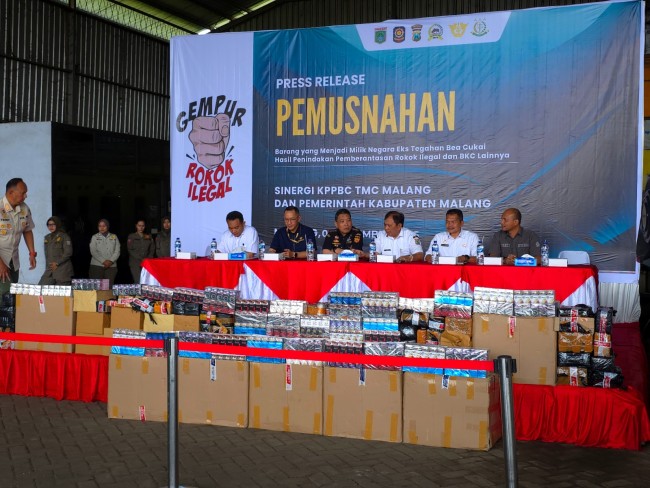 Tampak jutaan batang rokok ilegal hasil penindakan di wilayah Malang. (Foto: ist)