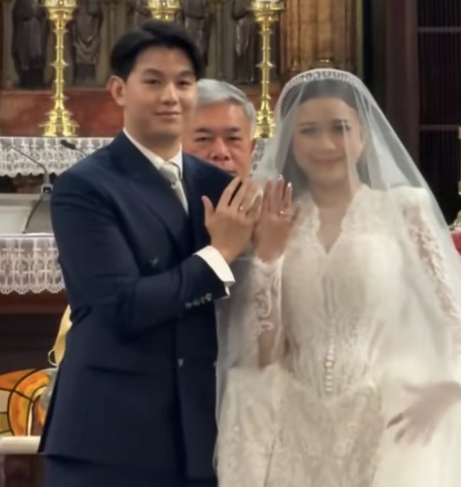 Tampak Alden dan Jodie menunjukkan cincin pernikahan usai melakukan pemberkatan di Gereja Katedral, Jakarta, Rabu (3/11). (Foto: Instagram)