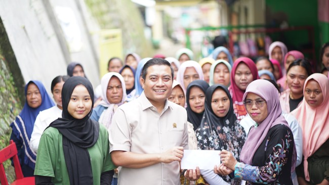 Kunjungan Puguh Wiji Pamungkas ke TK Dharma Wanita Persatuan di Dusun Dampul Desa Duwet, Kecamatan Tumpang, Kabupaten Malang.
