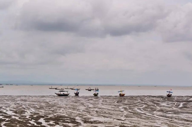 Pantai Kenjeran. (Foto Traveloka)