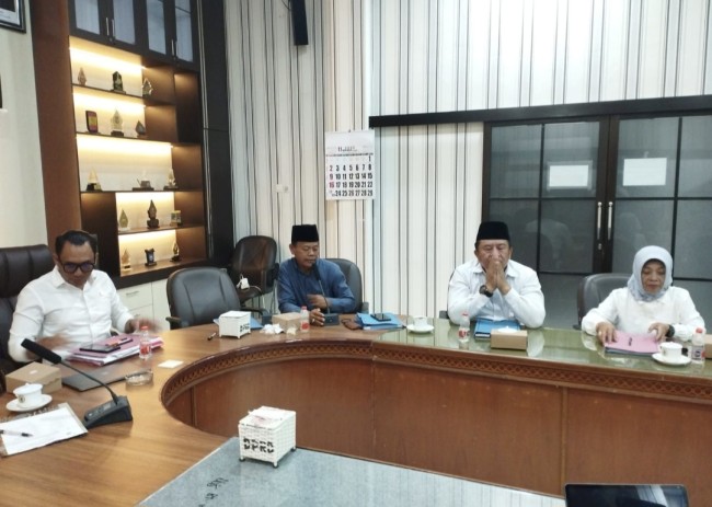 Ketua Pansus Zulham Akhmad Mubarok (kiri) memimpin rapat pansus. (Foto: ist)