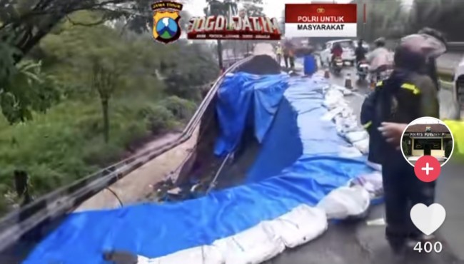 Kondisi longsoran di Purwodadi. (Foto: TikTok)