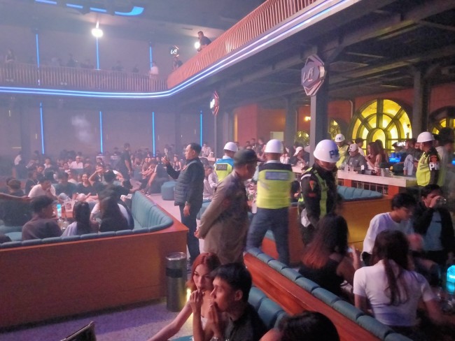 Razia personel gabungan di tempat hiburan malam.(Foto: Riski Wijaya/MalangTIMES).