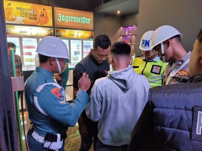 Razia tempat hiburan malam oleh personel gabungan