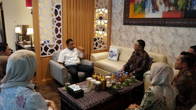 Manager PLN UP3 Malang, Agung Wibowo berbincang dengan Kepala Kejaksaan Kabupaten Malang Dr. Fahmi, S.H., M.H. (foto: ist)