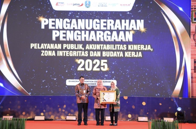 Kepala Dinas Peternakan Prov. Jatim, Dr. Ir. Indyah Aryani, MM (kanan) menerima penghargaan dari Gubernur Jawa Timur Khofifah Indar Parawansa (tengah). (Foto: ist)