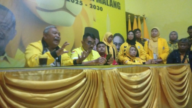 Sekretaris Bidang Organisasi DPD Golkar Kota Malang Bambang Agus Rianto bersama Wantimbang DPD Golkar Kota Malang Agus Sukamto.(Foto: Riski Wijaya/MalangTIMES).