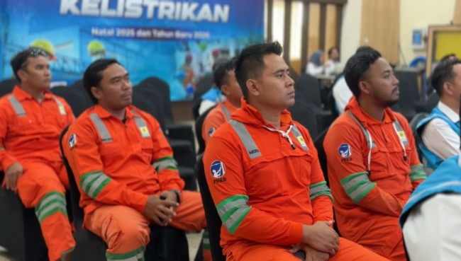 Tampak petugas PLN UP3 Malang mendengarkan pengarahan secara seksama. (Foto: ist)