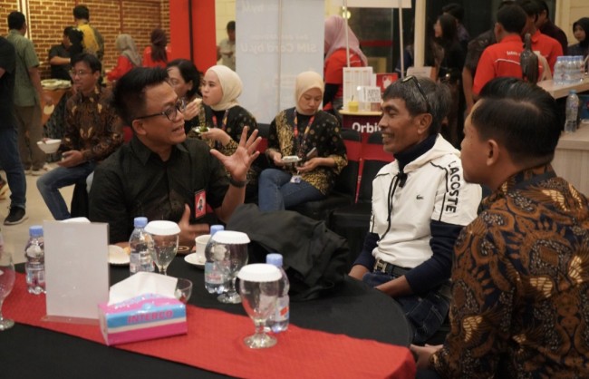 Momen General Manager Mobile Consumer Business Region Jawa Timur Telkomsel, Andri Kurniawan bersama pelanggan Telkomsel. (Foto: ist)
