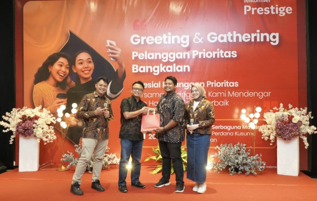 General Manager Mobile Consumer Business Region Jawa Timur Telkomsel, Andri Kurniawan memberikan bingkisan kepada pelanggan Telkomsel. (Foto: ist)