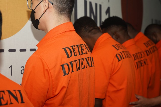 Ratusan warga negara asing (WNA) yang diduga melakukan pelanggaran keimigrasian dalam Operasi Wirawaspada. (Foto: ist)