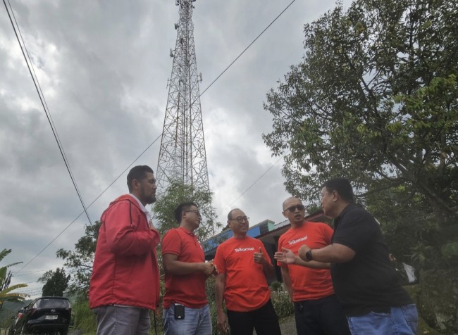Para pimpinan Telkomsel Jawa Timur memantau kesiapan Menyambut momen Natal 2025 dan Tahun Baru 2026 (NARU). (Foto: ist)