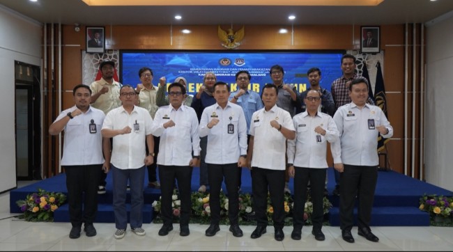 Foto bersama Imigrasi Kelas 1 TPI Malang dengan insan media. (Foto: ist)