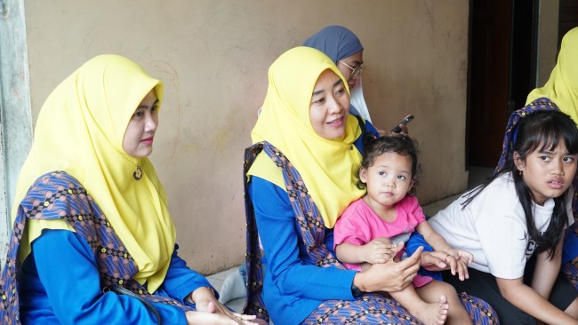 Kebersamaan Srikandi PLN UP3 Malang dengan para anak panti. (Foto: ist)