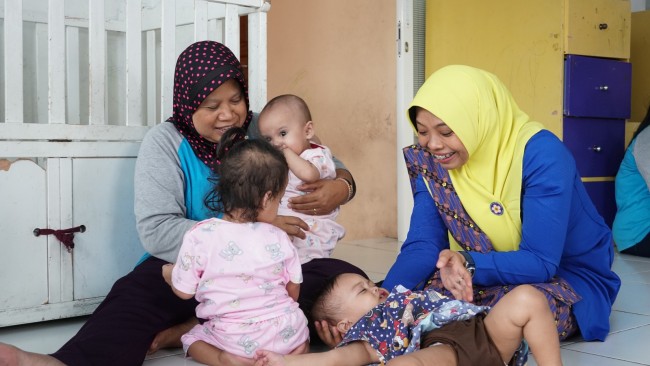 Momen Srikandi PLN UP3 Malang bersama para anak panti. (Foto: ist)