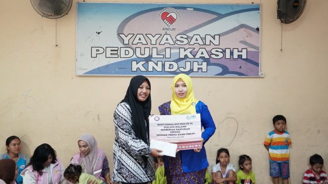 Penyerahan simbolis bantuan berupa uang tunai. (Foto: ist)