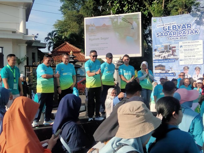Wali Kota Malang Wahyu Hidayat menyapa sejumlah peserta Fun Walk 2025.(Foto: Riski Wijaya/MalangTIMES).